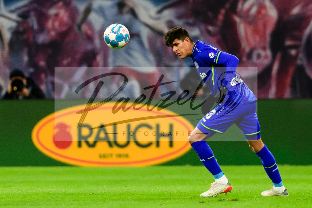 RBLLEV20211128_108 | Fussball, Herren: Piero Hincapie (Bayer 04 Leverkusen) in Aktion, am Ball, Einzelaktion bei dem Spiel der 1. Bundesliga zwischen RB Leipzig und Bayer 04 Leverkusen in der Red Bull Arena am 28.11.2021 in Leipzig, Deutschland.DFB / DFL REGULATIONS PROHIBIT ANY USE OF PHOTOGRAPHS AS IMAGE SEQUENCES AND/OR QUASI-VIDEO. - Realisiert mit Pictrs.com