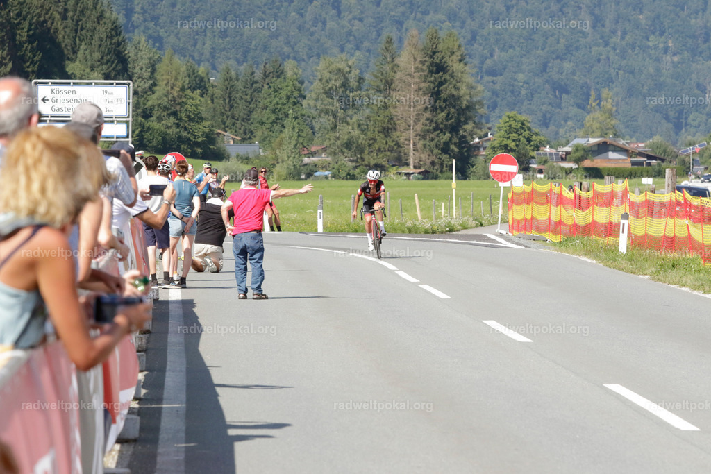 1192_20230817_Bewerb_Maenner_Muehlanger | AUT - OESTERREICH, 2023-08-16: SPORT RENNRAD-FAHREN - 55. INTERNATIONALER RADWELTPOKAL IN ST. JOHANN IN TIROL  - Vintage-Radrennen mit WM-Bronze-Medaillen-Siegerin Christina Schweinberger, den Teilnehmer und Alexander Baumann (vom Orginastions-Team) - TAG 2 BEWERB MAENNER IN SECHS GRUPPEN  ; Foto: Roland Muehlanger