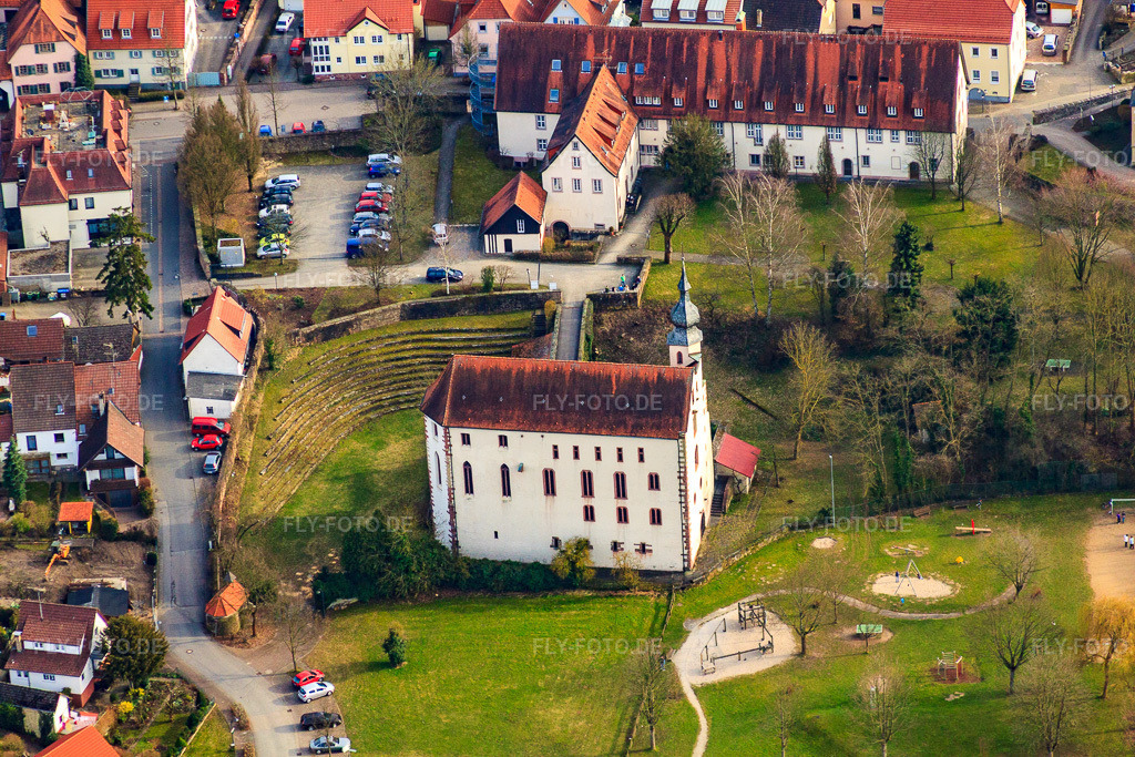 Luftbild: Tempelhaus, Johannitergasse mit Bildungshaus Neckarelz, Burgraben und Spielplatz im Ortsteil Neckarelz in Mosbach im Bundesland Baden-Württemberg in Deutschland. Foto: IMG_38151.jpg vom 12.03.2011 durch Werner Riehm/FLY-FOTO.deAuflösung des Originals: 4752 x 3168 pxWWW.BILDUNGSHAUS-NECKARELZ.DE