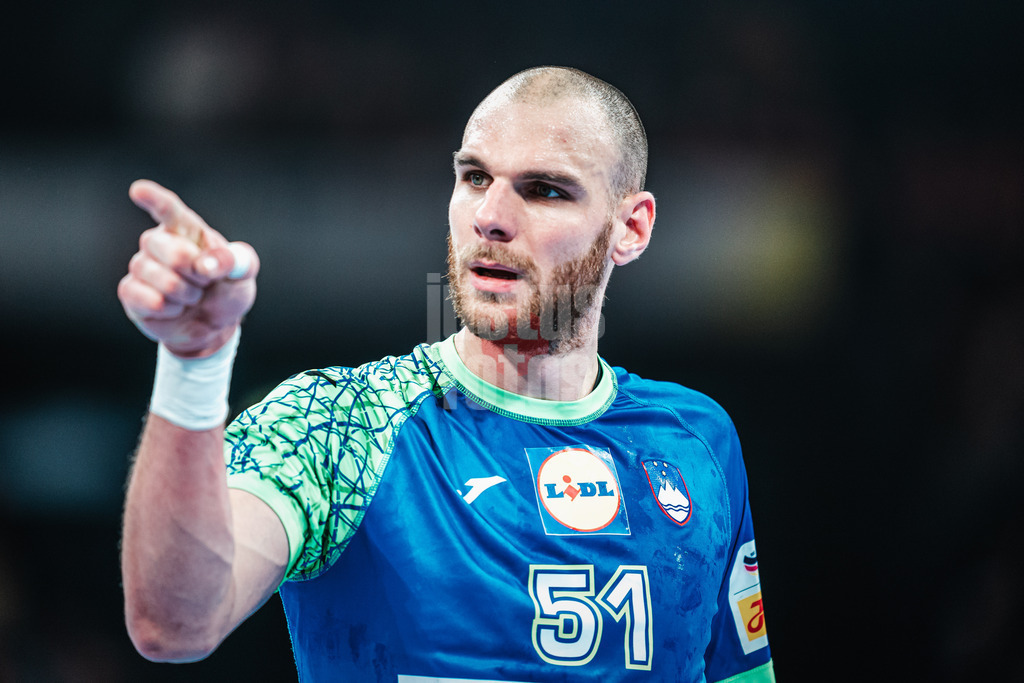 Handball | Herren | EHF EURO 2024 | European Championshop Men 2024 Final Tournament | Slowenien vs. Dänemark | 23.01.2024 | Borut Mackovsek (#51, Slowenien, SLO) zeigt