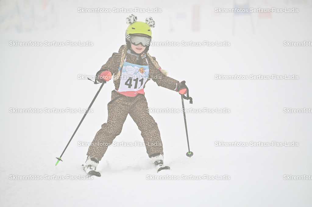 SRF_20.02.2026_0185 | Skirennfotos,Serfaus,Fiss,Ladis,Kinderskirennen,Winter,Tirol,Oberland,skirace,SFL,feelfree,weil wir's genießen,ski,Ski,skifahren,Sonnenplateau, - Realisiert mit Pictrs.com