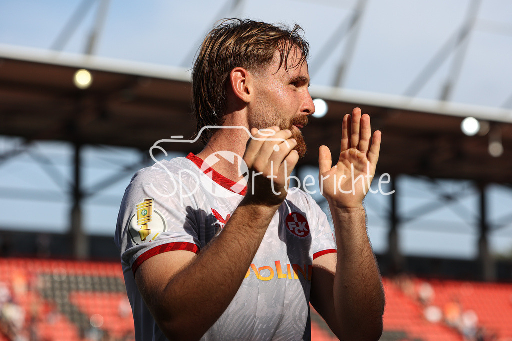FC Ingolstadt - 1. FC Kaiserslautern | Nach dem Spiel bedankt sich Jannis HEUER (FCK #24) bei den mitgereisten Fans