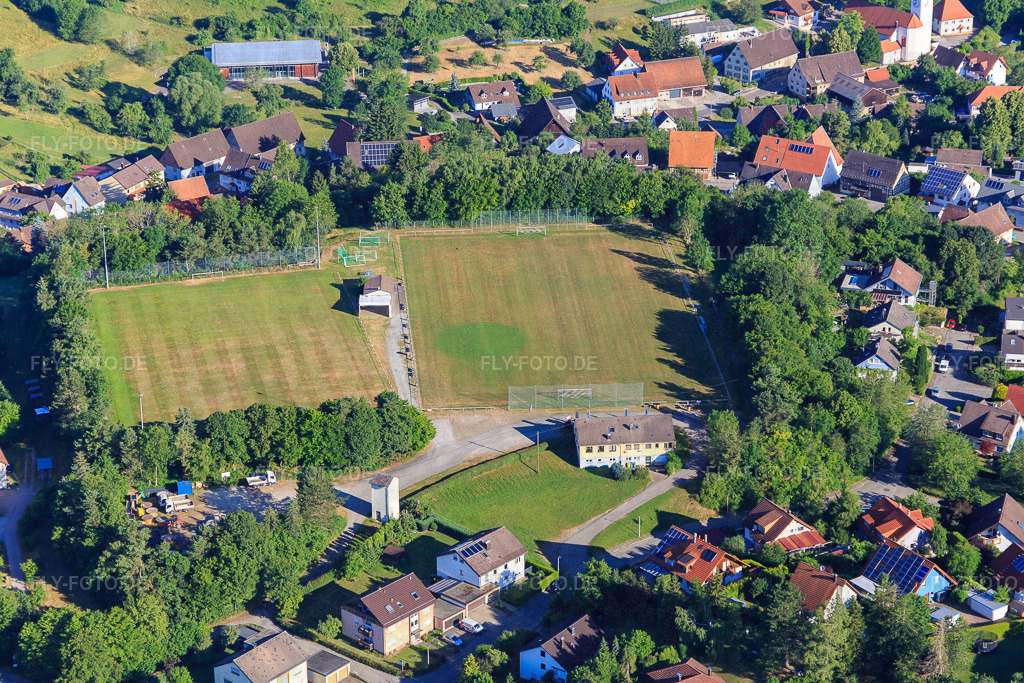 Sportplätze des FC im Dorf https://fc-weilersbach.de/ | Luftbild: Sportplätze des FC im Dorf https://fc-weilersbach.de/ im Ortsteil Weilersbach in Villingen-Schwenningen im Bundesland Baden-Württemberg in Deutschland. Foto: IMG_149253.jpg vom 29.06.2025 durch ©2025 Werner Riehm fly-foto.de/copyright - Realisiert mit Pictrs.com