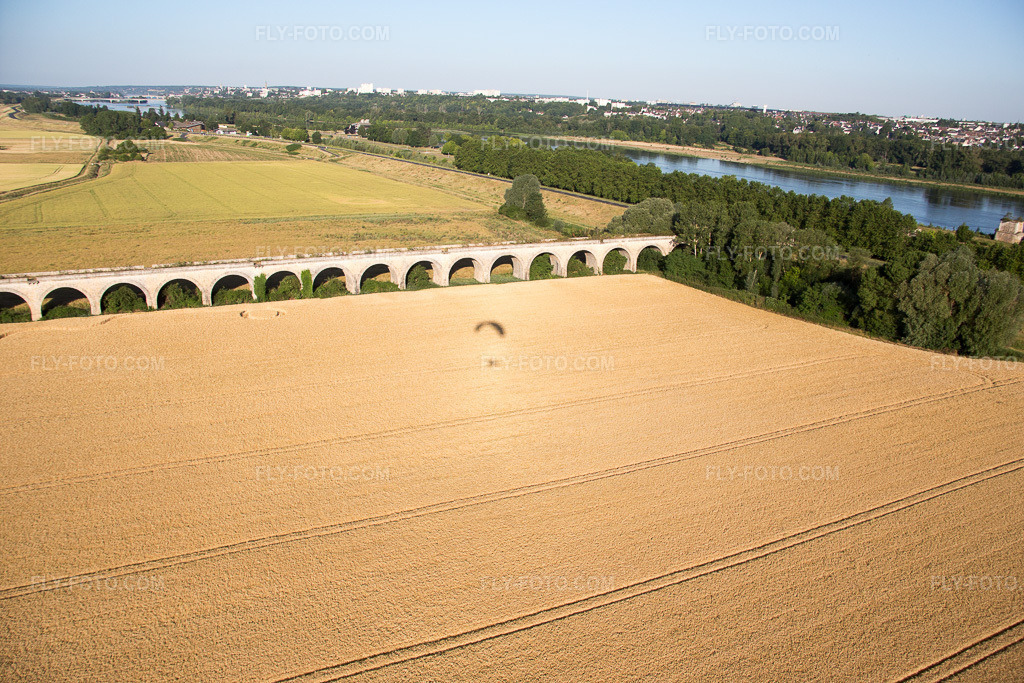 Aerial view: Viaduct at Vineuil/Loire in Vineuil in the state Loir et Cher, France. – Photo: IMG_082086.jpg taken on 06/20/2015 by Werner Riehm/FLY-FOTO.com – Resolution of the original: 5472 x 3648 px