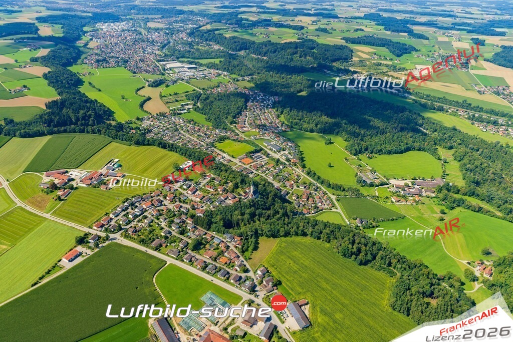 Schrägluftbild  Heiligkreuz  Trostberg - Das Luftbild wurde 2025 vom UL-Flugzeug heraus erstellt ( keine Drohne ) - Hochauflösende Luftaufnahme -Nicht vergleichbar mit Google Maps oder Satelittenbilder- Die Geschenkidee !Mit Lizenz und Bildrechte bestellbar