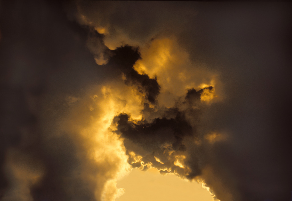 WolkenWort 65_Goldwolke | Wolkenwort # 62
Dramatischer Sonnenuntergang ueber Tablero,  Gran Canaria, Islas Canarias, Januar 2000
Fotoausstellung WOLKENWORTE, Oberbank Salzburg, Alter Markt 4, 30.5.-30.6.2006. Eine veranstaltung der Europagesellschaft, Salzburg