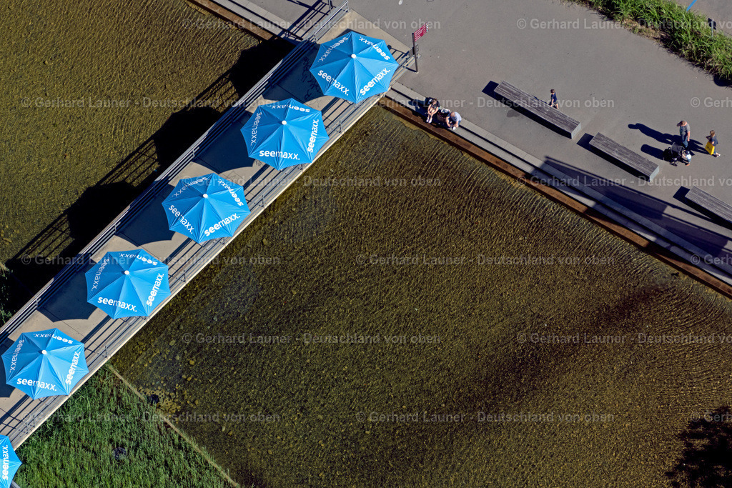 4032390 | RADOLFZELL AM BODENSEE 12.06.2020 Sonnenschirme der " seemaxx Outlet Center Radolfzell " in Radolfzell am Bodensee am Bodensee im Bundesland Baden-Württemberg, Deutschland. Weiterführende Informationen bei: seemaxx Marketing GmbH c/o Kintyre Investments GmbH. // Parasols of the " seemaxx Outlet Center Radolfzell " in Radolfzell am Bodensee on Lake Constance in the state Baden-Wuerttemberg, Germany. Further information at: seemaxx Marketing GmbH c/o Kintyre Investments GmbH. Foto: Gerhard Launer
