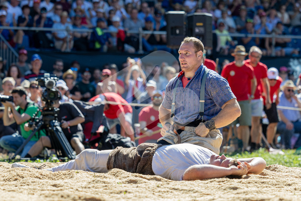 TESSINER2025_04_Gang_0919 | Die Schwinger des Schwyzer Kantonalen Schwingerverbandes: Fotos, die Dynamik und Leidenschaft festhalten, sowie emotionale Momente aus dem traditionellen Schwingsport zeigen. - Realisiert mit Pictrs.com