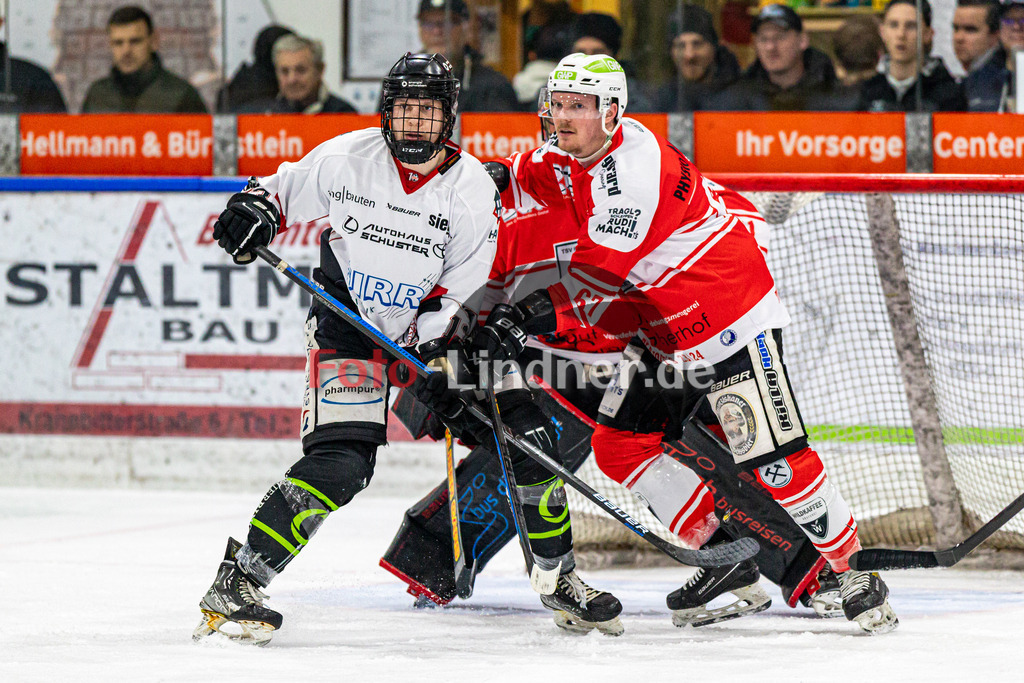 Spiel 3 Finale TSV Peißenberg Miners vs EHC Königsbrunn | Eishockey Bayernliga Playoffs 2023/2024, Spiel 3 Finale TSV Peißenberg Miners vs EHC Königsbrunn, 20240328,
Gedrängel vor dem Tor,
2024-03-28 in Peißenberg (Eisstadion)
13 Luca SZEGEDIN (EHC 13), 67 Maximilian MALZATZKI (Miners 67)
Copyright: WolfgangxLindner foto-lindner.de