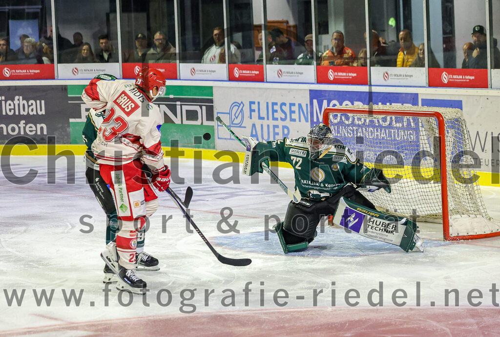 2025-09-12_150_TSV_Erding_gegen_EV_Landshut | Erding, Deutschland, 12.09.2025:Eishockey, Oberliga Süd 2025 / 2026, Testspiel, TSV Erding gegen EV Landshut, Endergebnis: 4:6Lukas Gaus (EV Landshut, #23), Torwart David Zabolotny (Erding Gladiators, #72)Foto: Christian Riedel / fotografie-riedel.net