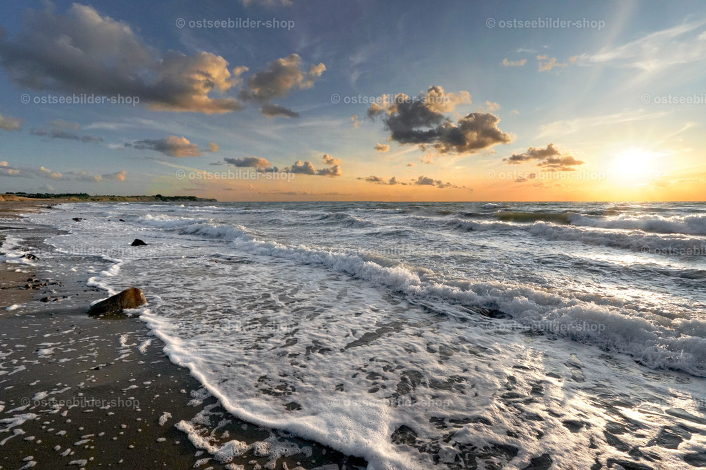 Sommerabend mit Wind und Wellen | Angestrahlt von einer tief stehenden, grellen Sonne heben sich die Schaumkronen plastisch vom Wasser ab.