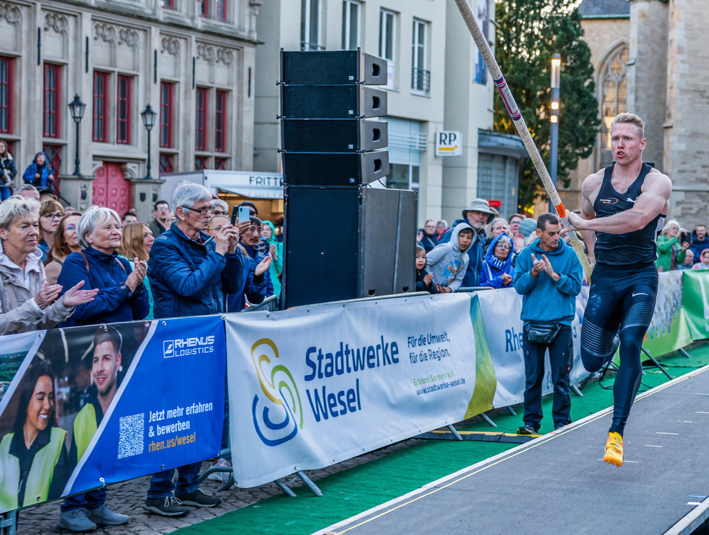 top-top.de 240913-204 | Foto, Video, Fotografie, Videografie, Fotobox, DJ, Discjockey, Musik, Musikbox, Veranstaltung, Photobooth, Amazon, Ebay, Buchtipp, Bestseller, Autor, Verlag, Buch, Wesel, Hamminkeln, NRW, Dinslaken, Rees, Drohne, Hochzeit, Party, Fotobox, Wesel, Fotograf