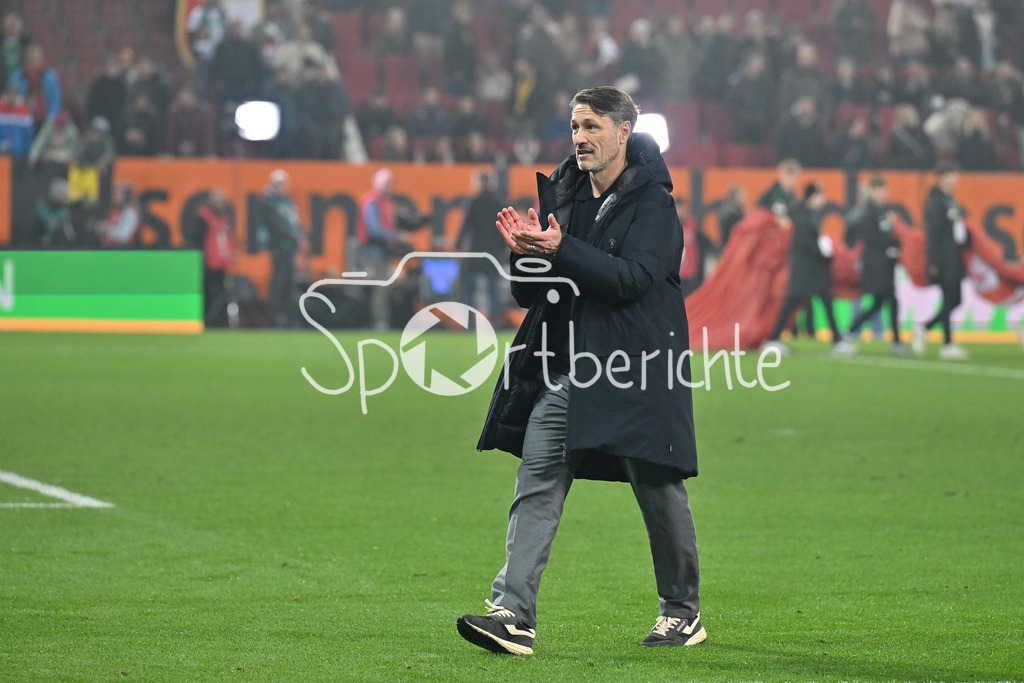 FC Augsburg - Borussia Dortmund | AUGSBURG, GERMANY - the team of Borussia Dortumund celebrating withe the fans after the bundesliga match between FC Augsburg vs. Borussia Dortmund on matchday 9 at WWK Arena on October 31, 2025 in Augsburg, Germany / DFL REGULATIONS PROHIBIT ANY USE OF PHOTOGRAPHS AS IMAGE SEQUENCES AND/OR QUASI-VIDEO / Niko KOVAC headcoach Borussia Dortmund, time, flight