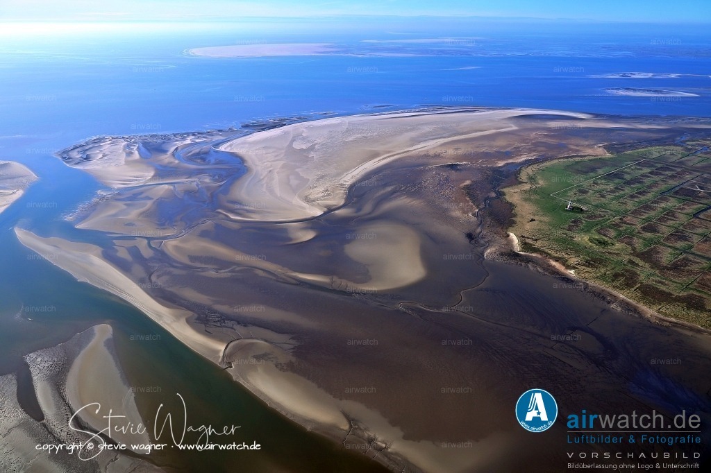 Luftbilder Tümlauer Koog  | Der Glockenturm des Tümlauer Koogs, der früher zur Sturmflutwarnung diente, ist eine besondere Attraktion und wird mit der sogenannten Kinderglocke eingeläutet, wobei die Anzahl der Minuten je nach Geburtsgewicht des Kindes bestimmt wird.