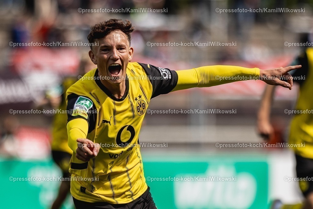 xkwi03082501024 | 03.08.2025, xkwix, Fußball, Regionalliga West, Borussia Dortmund U23 - Sportfreunde Siegen, Stadion Rote Erde: Torjubel nach dem Tor zum 2:1 durch Arne Wessels (Borussia Dortmund 2 #11) 