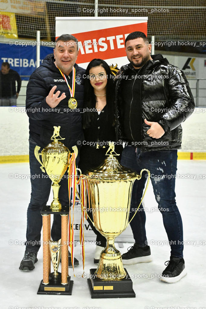 ESC Sparkasse Steindorf Meister 2025/26 | Sektionsleiter ESC Steindorf Hans Tschernutter mit Familie, ESC Sparkasse Steindorf Meister 2025/26, ESC Sparkasse Steindorf Meister 2025/26 am 08.03.2026 in Althofen (Stadthalle Althofen), Austria, (Photo by Bernd Stefan)