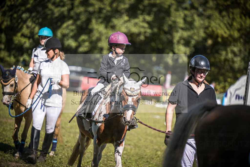 DOS_0066 | Entdecke hochwertige Reitturnierfotos von Foto Oger. Professionell, emotional und authentisch – jetzt Lieblingsmomente im Shop bestellen.Deutschlandweite Turnierfotografie. - Realisiert mit Pictrs.com