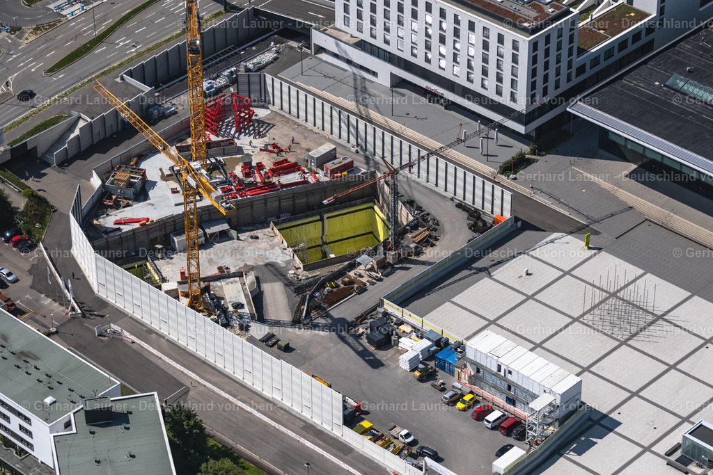 4047129 | PLIENINGEN 11.08.2021 Baustelle mit Tunnelführungsarbeiten für die Streckenführung und den Verlauf " Flughafentunnel " parallel zum Verlauf der Autobahn BAB A8 im Ortsteil Plieningen in Stuttgart im Bundesland Baden-Württemberg, Deutschland. Weiterführende Informationen bei: Ed. Züblin AG,  GBI Gackstatter Beratende Ingenieure GmbH,  Max Bögl Bauservice GmbH & Co. KG,  STRABAG Real Estate GmbH,  Vössing Ingenieurgesellschaft mbH. // Construction site with tunneling work for the route and the "airport tunnel" course parallel to the course of the A8 motorway in the Plieningen district of Stuttgart in the state Baden-Wuerttemberg, Germany. Further information at: Ed. Zueblin AG,  GBI Gackstatter Beratende Ingenieure GmbH,  Max Boegl Bauservice GmbH & Co. KG,  STRABAG Real Estate GmbH,  Voessing Ingenieurgesellschaft mbH. Foto: Gerhard Launer