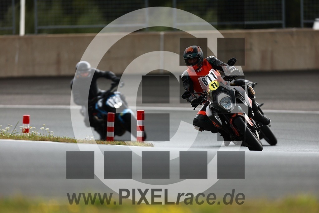 0811-20250916_02410 | Schöne Erinnerungen an spannende Momente - das festzuhalten ist unser Job. PIXELrace.de ist seit 2003 auf den Rennstrecken Europas unterwegs um die Action draußen beim Fahren und die wunderbare Stimmung imm Fahrerlager für euch einzufangen.