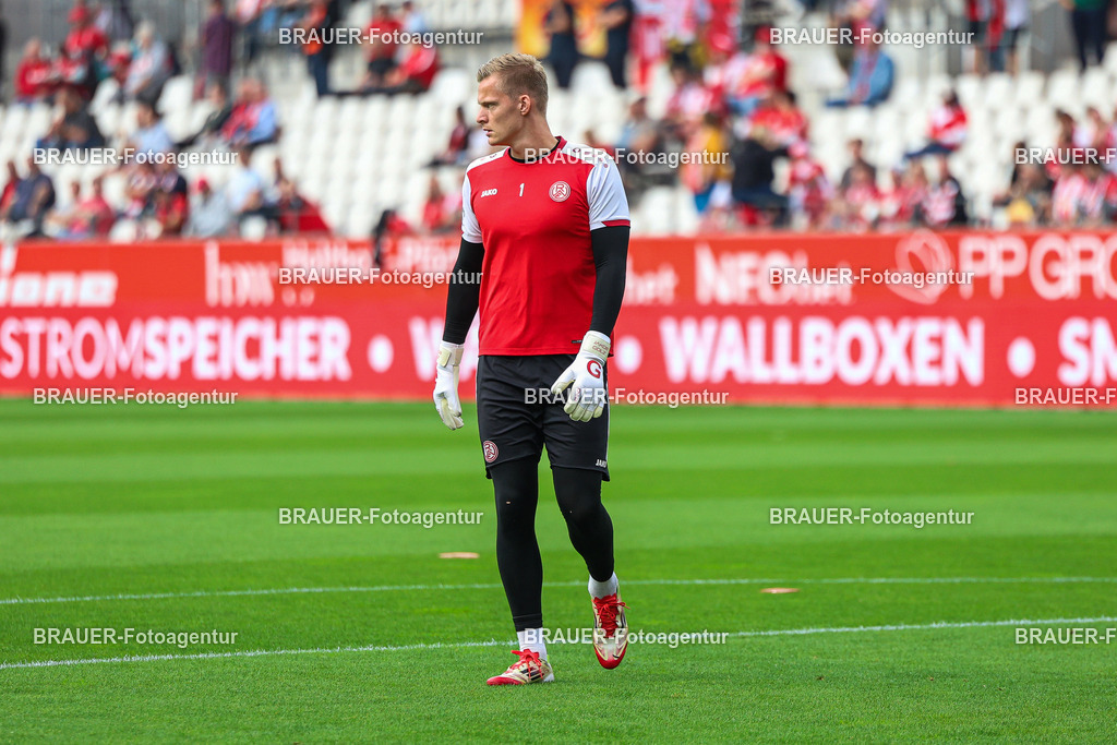 Rot-Weiss Essen - TSV Alemannia Aachen | Essen, Deutschland, 31.08.2025 Jakob Golz  (Rot-Weiss Essen) schautwährend des 3.Liga Spiels zwischen  Rot-Weiss Essen und Alemannia Aachen am 31.08.2025 im Stadion an der Hafenstraße in Essen. (Foto von Timo Bluhmki-Schmidt/Brauer Fotoagentur