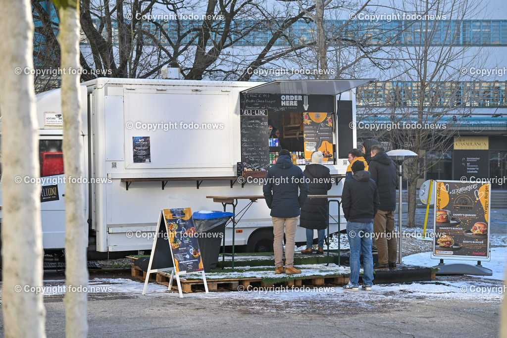 Deli Food Truck_ Le Bistro_ 09.01.2024-1 | 09.01.2024, Linz, AUT, Tabakfabrik im Bild Deli Food Truck, Le Bistro in der Tabakfabrik, Burger, Fingerfood