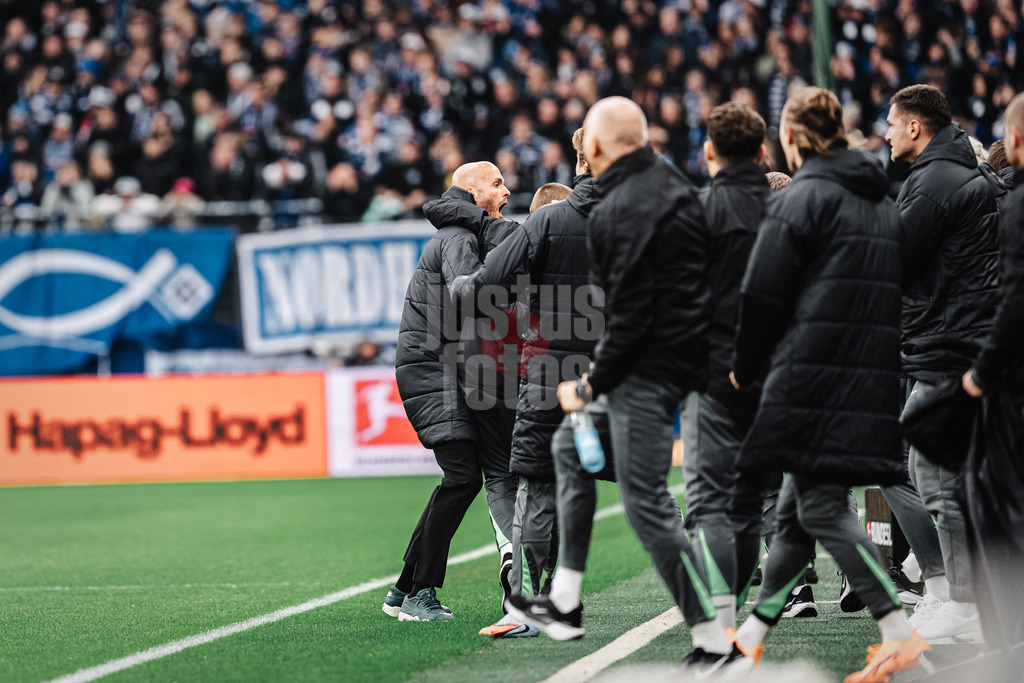 Fußball | Männer | Saison 2025/2026 | 1. Fußball-Bundesliga | 8. Spieltag | Hamburger SV vs. VfL Wolfsburg | 25.10.2025 | Trainer Paul Simonis (VfL Wolfsburg) feiert jubelt nach dem ersten Tor mit der Bank