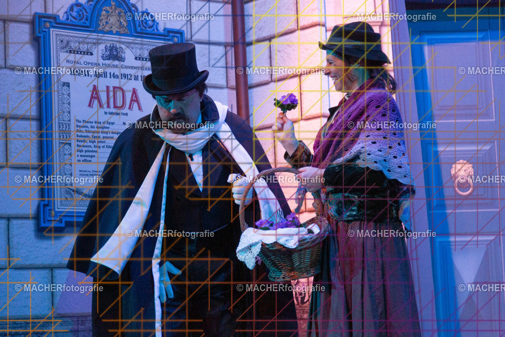 009_MFL-2025 | Portraitbilder von Regisseur; Darsteller; Techniker; Maske; Kostüme; Chor; Musiker; Bilderserie der Generalprobe und der Premierenvorstellung, Szenenbilder; Ausdrucksstudien; Bühnenüberblick; Bühnenkulissen; Pressefotos inkl. Redaktionsfoto Darstellergruppe.