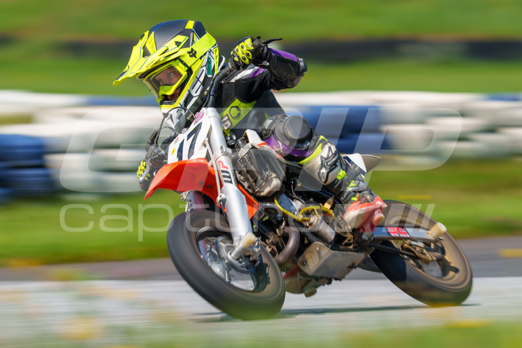 G-Cup + Supermoto Staatsmeisterschaft + Hungarian Supermoto Championship | GRIPcapture steht für authentische Sportfotografie in Österreich – für Momente, die mehr sind als Geschwindigkeit oder Ergebnis. Es geht um Emotion, Spannung, Fokus und den Augenblick, der oft nur einen Wimpernschlag dauert.Ob Motorsport, Teamsport oder 