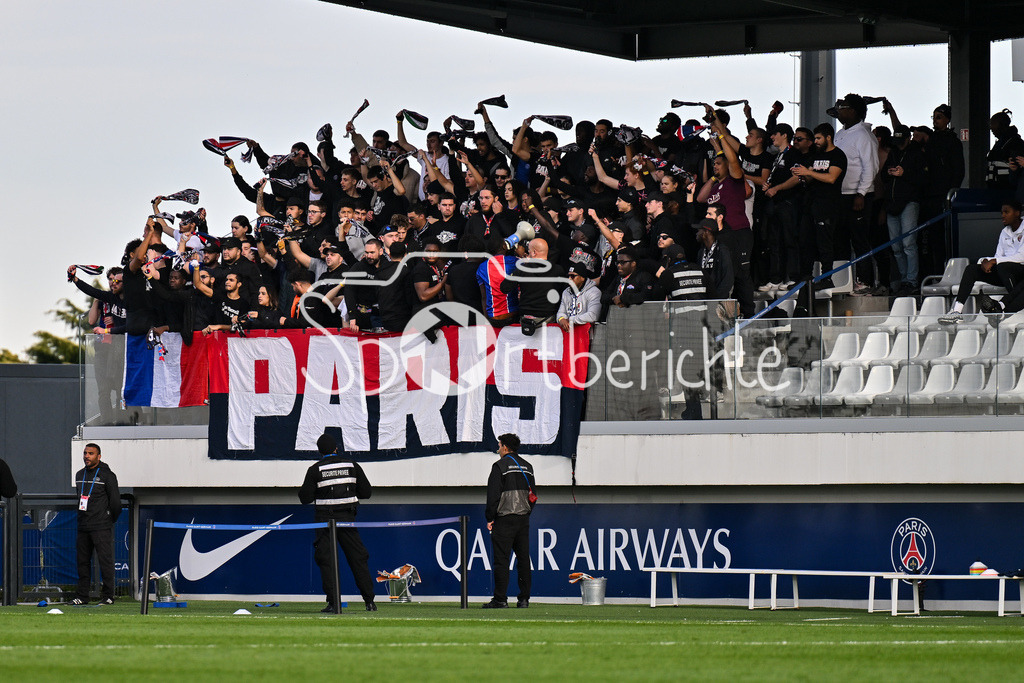 Paris Saint Germain U19 - FC Bayern München U19 | pARIS, FRANKREICH - 4. NOVEMBER: Pariser Ultras machen Stimmung beim Spiel der A-Junioren beim Ligaspiel zwischen der U19 von Paris Saint Germain und der U19 des FC Bayern München am 4. Spieltag der UEFA Youth League am PSG Campus am 04.11.2025