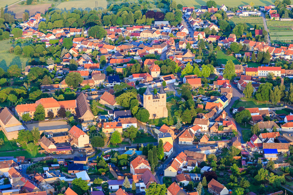Luftbild: Kirche am Kirchberg im Ortsteil Frose in Seeland im Bundesland Sachsen-Anhalt in Deutschland. Foto: IMG_148051.jpg vom 11.06.2025 durch Werner Riehm/FLY-FOTO.de