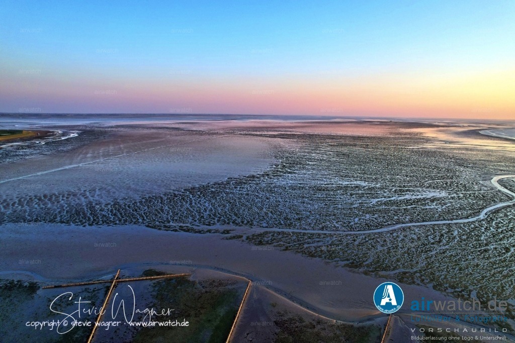 Luftbild Nordstrand, LangerDeich, Dreisprung, Püttenweg, Trendermarsch, Husumer Bucht | Luftbild Nordstrand, LangerDeich, Dreisprung, Püttenweg, Trendermarsch, Husumer Bucht - Die Region lädt zu Spaziergängen, Radtouren und Beobachtungen der einzigartigen Wattfauna ein. Als Nordseeheilbad bietet Nordstrand zudem gesundheitsfördernde Reize durch das maritime Klima.