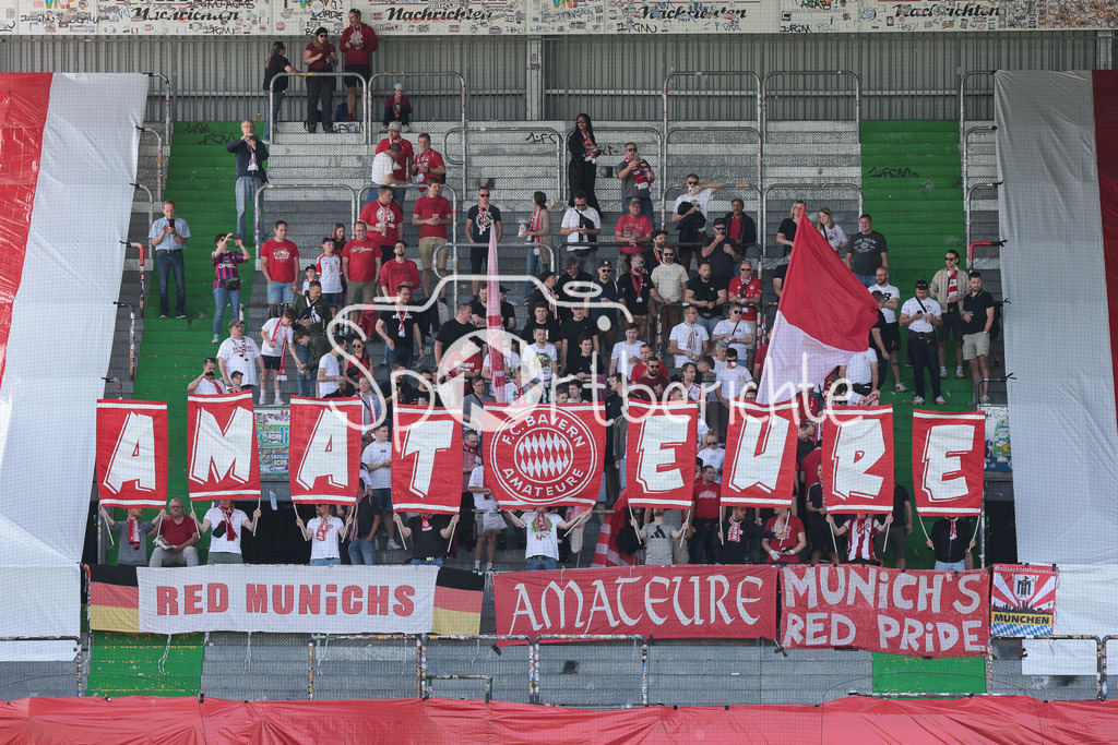 SpVgg Greuther Fürth II - FC Bayern Amateure | Die Fans der Bayern Amateure unterstuetzen ihr Team in Fuerth / Zuschauer / Ultras / Choreo / Choreographie