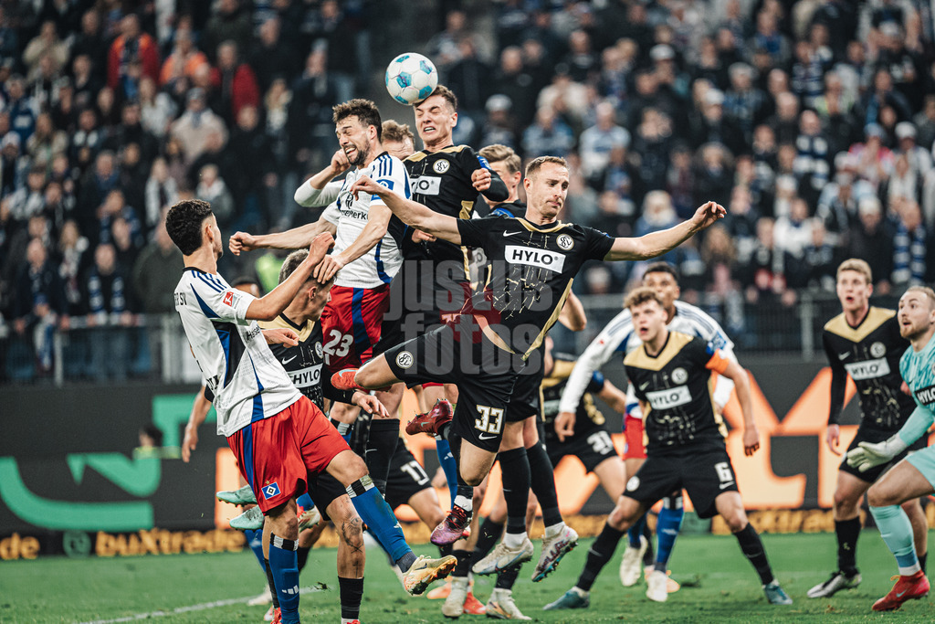 Fußball | Männer | Saison 2024/2025 | 2. Fußball-Bundesliga | 27. Spieltag | Hamburger SV vs. SV 07 Elversberg | 28.03.2025 | Eckball in der mitte links Jonas Meffert (#23, HSV) und rechts Fisnik Asllani (#10, SV 07 Elversberg) vorne rechts Maurice Neubauer (#33, SV 07 Elversberg)