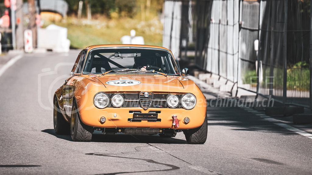 19. Arosa ClassicCar 2023 - 1. September 2023 | 19. Arosa ClassicCar 2023
Arosa, Schweiz
Hanimann Peter aus Forch mit der Startnummer 528 in einem Alfa Romeo 1750 GTV GTAM, Jahrgang 1971, in der Klasse Competition.
@arosaclassiccar, @arosa.official, #arosaclassiccar, #arosa, #76curves, #classiccar
Bild: Sportfotografie Markus Aeschimann | www.markus-aeschimann.ch - Realisiert mit Pictrs.com