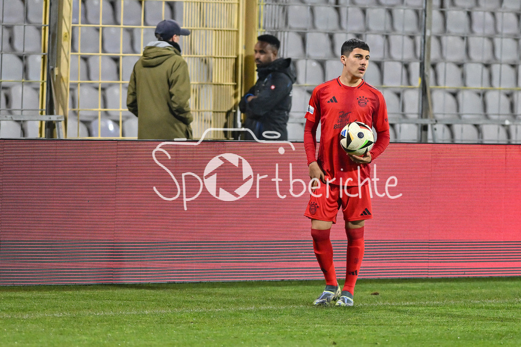 FC Bayern Amateure - SpVgg Greuther Fürth II | am Ball Felipe CHAVEZ (FC Bayern München II #17) / Freisteller / Einzelfoto / Regionalliga Bayern: FC Bayern Muenchen II - SpVgg Greuther Fuerth II, Gruenwalder Stadion am am 29.10.2024