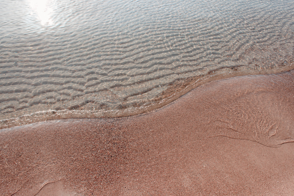 Wandbild: Sonnenschein im flachen Wasser | Dieses Wandbild im Querformat zeigt das flache Wasser am Sandstrand. Das Wasser ist klar, so dass man die wellenförmige Sandstruktur am Meeresboden gut erkennen kann. Der Sand am Strand hat einen schönen rötlichen Braunton und der Sand am Meeresboden zeigt sich in verschiedenen Beige- und Grautönen. Holen Sie sich mit diesem dekorativen Wandbild den Strandurlaub für das ganze Jahr nach Hause oder an den Arbeitsplatz. Es ist auf Leinwand, auf Aluminium-Platte, Acrylglas oder als Holzdruck erhältlich. Dabei wird es individuell für Sie in vielen Abmessungen produziert. Auf diese Weise passen die Ostseekult Wandbilder immer perfekt an Ihre Wände.   - Realisiert mit Pictrs.com