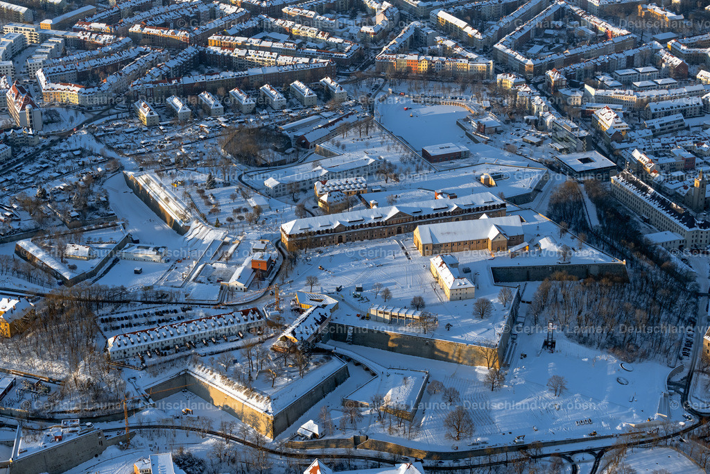 4045062 | ERFURT 14.02.2021 Winterlich schneebedeckte Sehenswürdigkeit und Tourismus- Attraktion des Geschichts- Denkmal Defensionskaserne an der Peterskirche auf der Zitadelle Petersberg im Ortsteil Altstadt in Erfurt im Bundesland Thüringen, Deutschland. Weiterführende Informationen bei: Erfurt Tourismus und Marketing GmbH. // Wintry snowy facade of the monument Defensionskaserne on Peterskirche on Zitadelle Petersberg in the district Altstadt in Erfurt in the state Thuringia, Germany. Further information at: Erfurt Tourismus und Marketing GmbH. Foto: Gerhard Launer