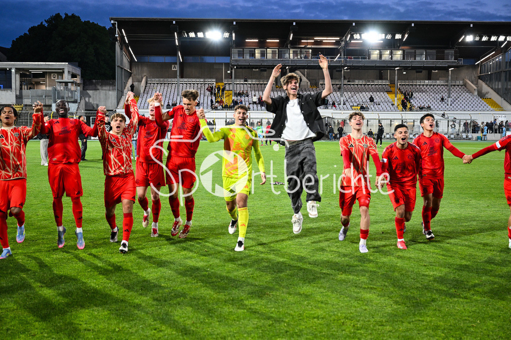 FC Bayern Amateure - Türkgücü München | Die Spieler der Bayern Amateure feiern zusammen mit den Fans nach dem letzten Heimspiel der Saison / Regionalliga Bayern: FC Bayern Muenchen II - Tuerkguecue Muenchen, Gruenwalder Stadion am 09.05.2025