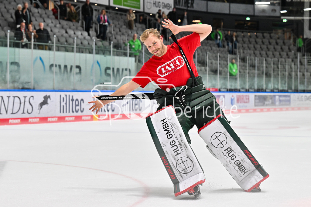 Augsburger Panther - Iserlohn Roosters | Die Augsburger Panther feiern zusammen mit ihren Fans den Heimsieg gegen Iserlohn / Penny DEL: Augsburger Panther - Iserlohn Roosters; Curt Frenzel Stadion am 21.09.2025 / im Bild Michael GARTEIG (Augsburger Panther 34