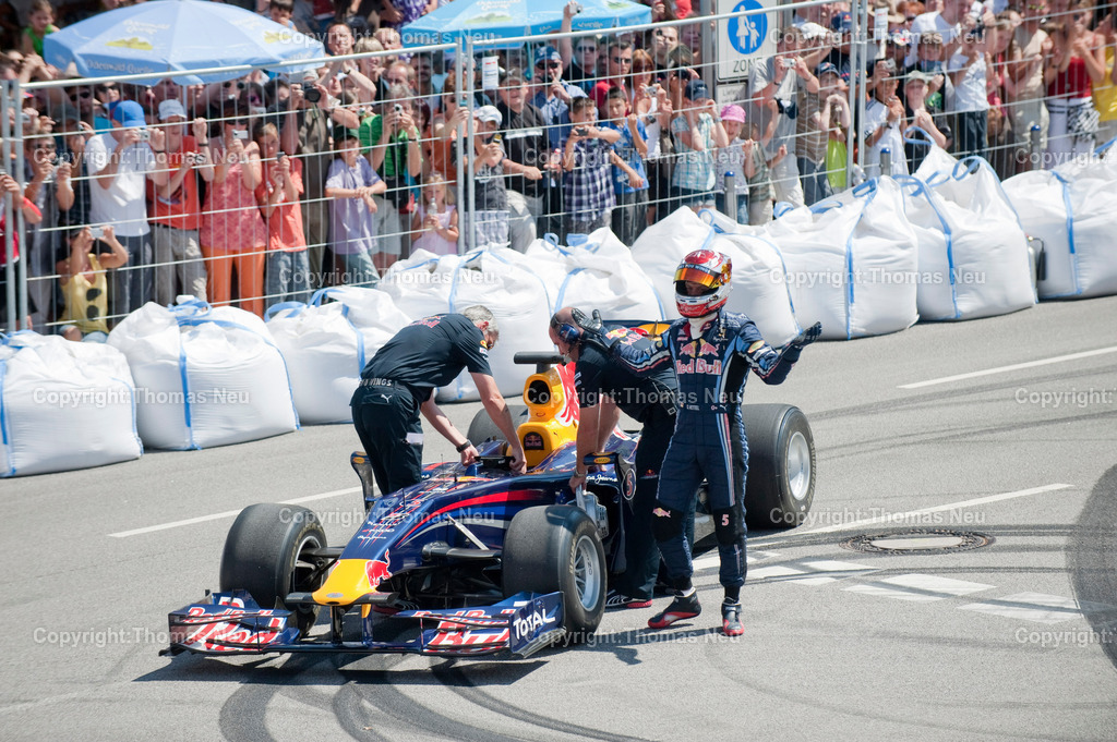 _DSC7009 | Sebastian Vettel beim spektakulären „Home Run“ in Heppenheim: Der Formel-1-Weltmeister fährt im Red-Bull-Rennwagen über die zur Rennstrecke umfunktionierte B3 in seiner Heimatstadt. Tausende Fans feiern ihren Lokalhelden.
