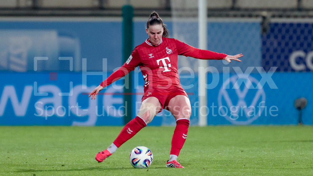 Fussball, Google Pixel Frauen-Bundesliga, VfL Wolfsburg - 1. FC Köln | Adriana Achcinska (1. FC Köln, 9) am Ball, Freisteller, Einzelbild, Ganzkörper, Aktion, Action, Spielszene, DIE DFB-RICHTLINIEN UNTERSAGEN JEGLICHE NUTZUNG VON FOTOS ALS SEQUENZBILDER UND/ODER VIDEOÄHNLICHE FOTOSTRECKEN. DFB REGULATIONS PROHIBIT ANY USE OF PHOTOGRAPHS AS IMAGE SEQUENCES AND/OR QUASI-VIDEO.