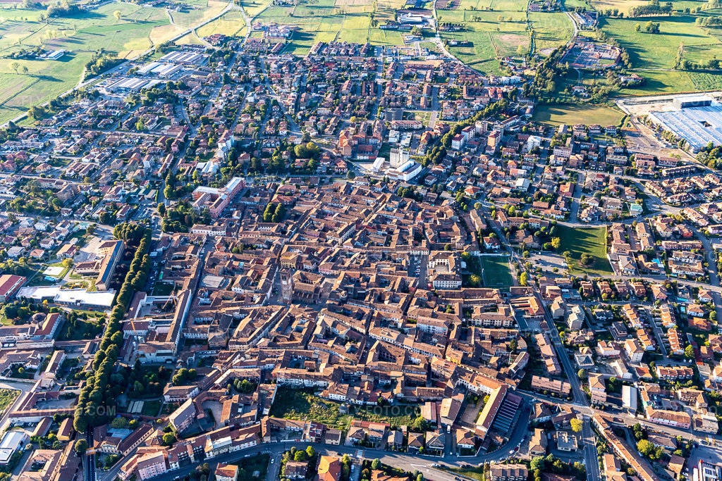 Aerial view: View of the town in Rivolta d’Adda in the state Cremona, Italy. – Photo: IMG_134525.jpg taken on 09/19/2022 by Werner Riehm/FLY-FOTO.com – Resolution of the original: 5472 x 3648 px