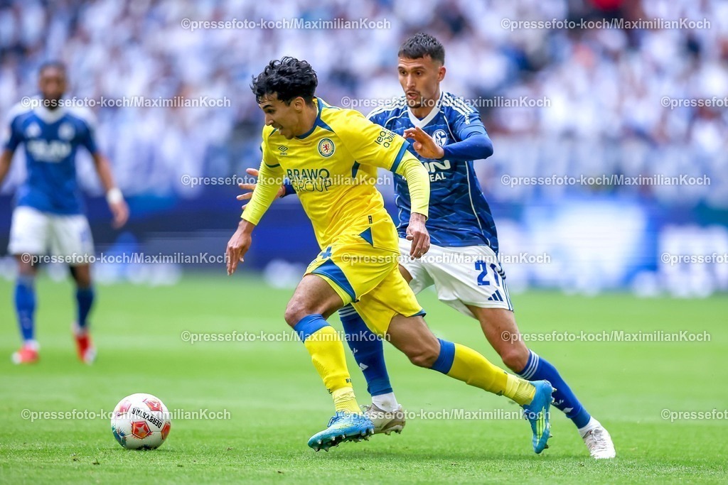 S0417052601013 | 17.05.2026, Fußball, FC Schalke 04 - Eintracht Braunschweig, 34. Spieltag, 2. Fußball Bundesliga, Veltins-Arena Gelsenkirchen, Saison 2025 2026: Johan Gomez&nbsp;(Braunschweig #44) im Zweikampf gegen  Dejan Ljubicic&nbsp;(Schalke04 #21)  DFB regulations prohibit any use of photographs as image sequences and or quasi-video.