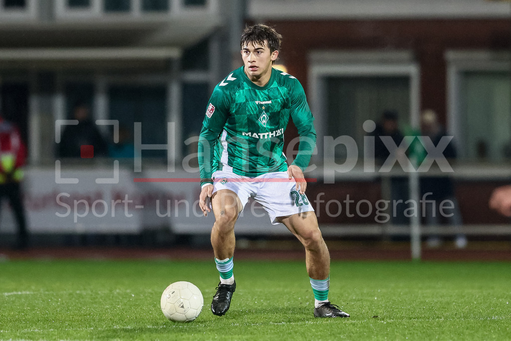 Fussball, Regionalliga Nord, SV Werder Bremen II - VfB Oldenburg | v.li.: Ethan Kohler (SV Werder Bremen II, 28) am Ball, Freisteller, Einzelbild, Ganzkörper, Aktion, Action, Spielszene