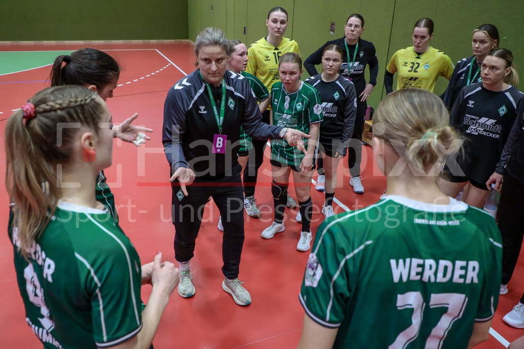 Handball, 2. Bundesliga Frauen, SV Werder Bremen - 1. FSV Mainz 05 | Renee Verschuren (Trainerin, Cheftrainerin, SV Werder Bremen) gibt Anweisungen, gestikuliert, mit den Armen gestikulieren, und Spielerinnen des SV Werder Bremen während einer Auszeit, time-out