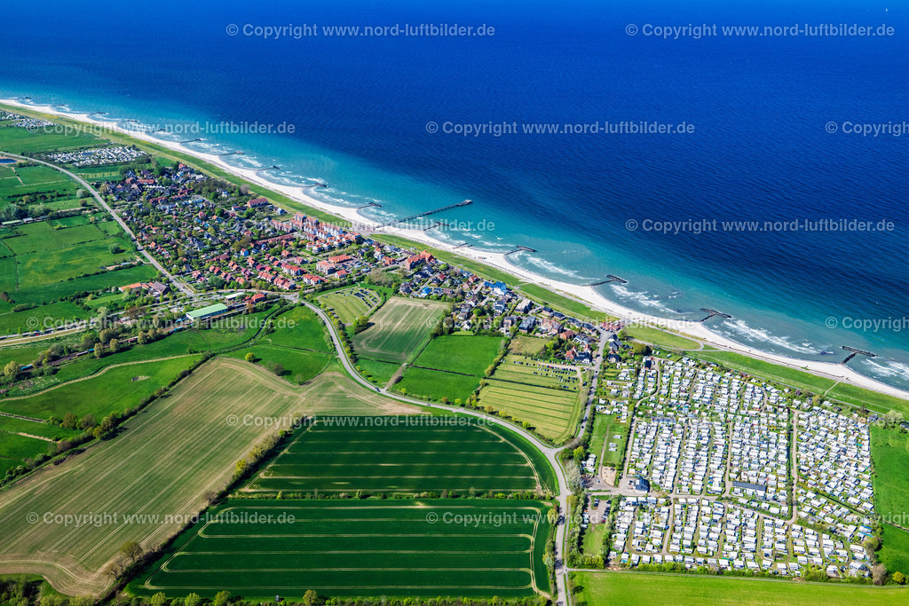 Stakendorf_Camping_Grasbleek_ELS_6160010524 | STAKENDORF 01.05.2024 Campingplatz mit Wohnwagen und Zelten im Küstenbereich " Campingplatz Grasbleek " an der Straße Stakendorfer Strand in Stakendorf im Bundesland Schleswig-Holstein, Deutschland. // Campsite with caravans and tents in the coastal area " Campingplatz Grasbleek " on street Stakendorfer Strand in Stakendorf in the state Schleswig-Holstein, Germany. Foto: Martin Elsen