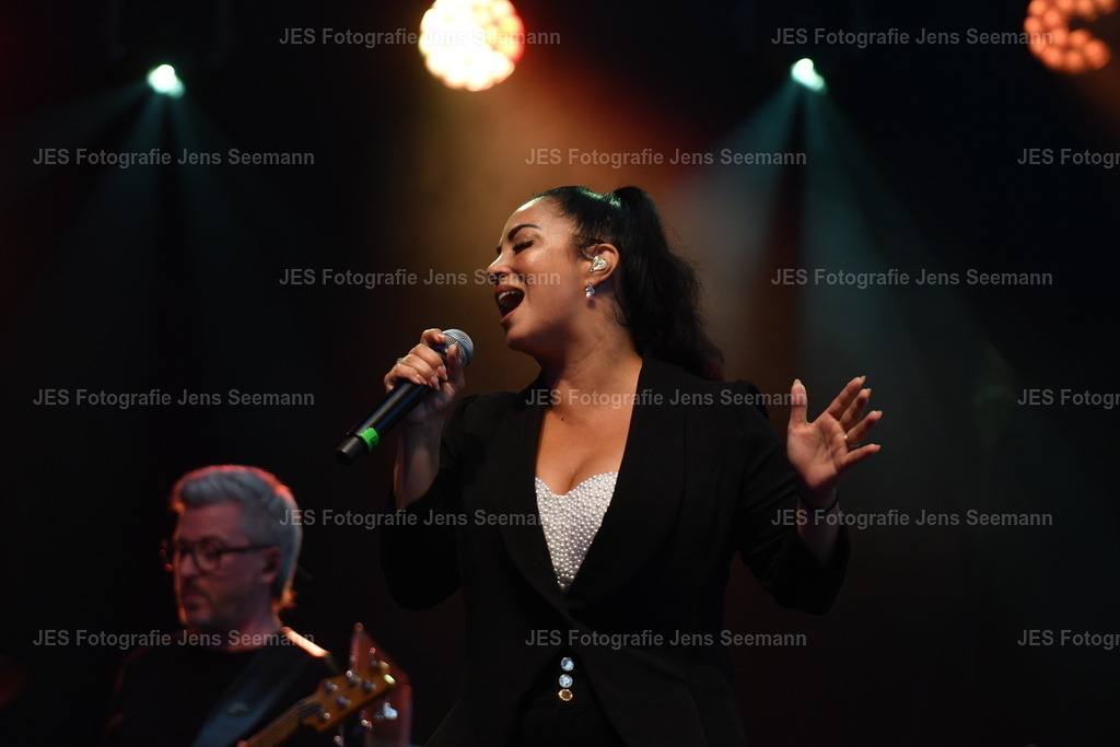 2026_Deborah Lee und the news_One Moment time Whitney Houston__0380 | Fotograf Jens Seemann - Realisiert mit Pictrs.com