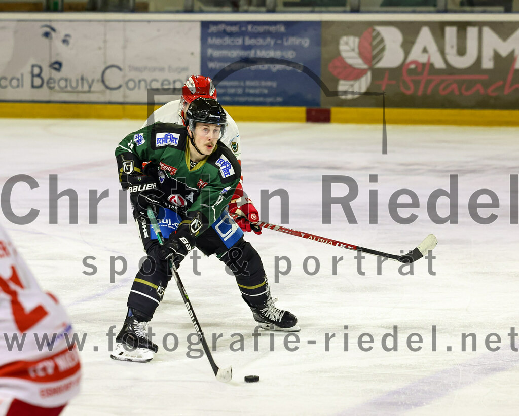 2022-11-13_094_TSV_Erding_gegen_TEV_Miesbach | Erding, Deutschland, 13.11.2022:
Eishockey, Bayernliga 2022 / 2023, 13. Spieltag, TSV Erding gegen TEV Miesbach, Endergebnis: 

Sebastian Busch (Erding Gladiators, #11)

Foto: Christian Riedel / fotografie-riedel.net