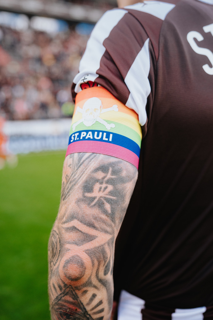FCS05538 | Der offizielle Shop für FC St. Pauli Fotos. Wähle aus Spielszenen & Fanmomenten dein FCSP Wunschformat. Wir liefern Millerntor-Atmosphäre.