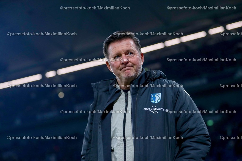 S0401022501004 | 01.02.2025, Fußball, FC Schalke 04 - 1. FC Magdeburg, 2.. Fußball Bundesliga, 20. Spieltag, Veltins-Arena Gelsenkirchen, Saison 2024 2025: Trainer Christian Titz (Cheftrainer 1.FC Magdeburg)DFB regulations prohibit any use of photographs as image sequences and or quasi-video.